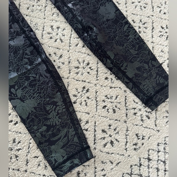 Lulu Lemon Leggings Size 4 - Picture 2 of 7